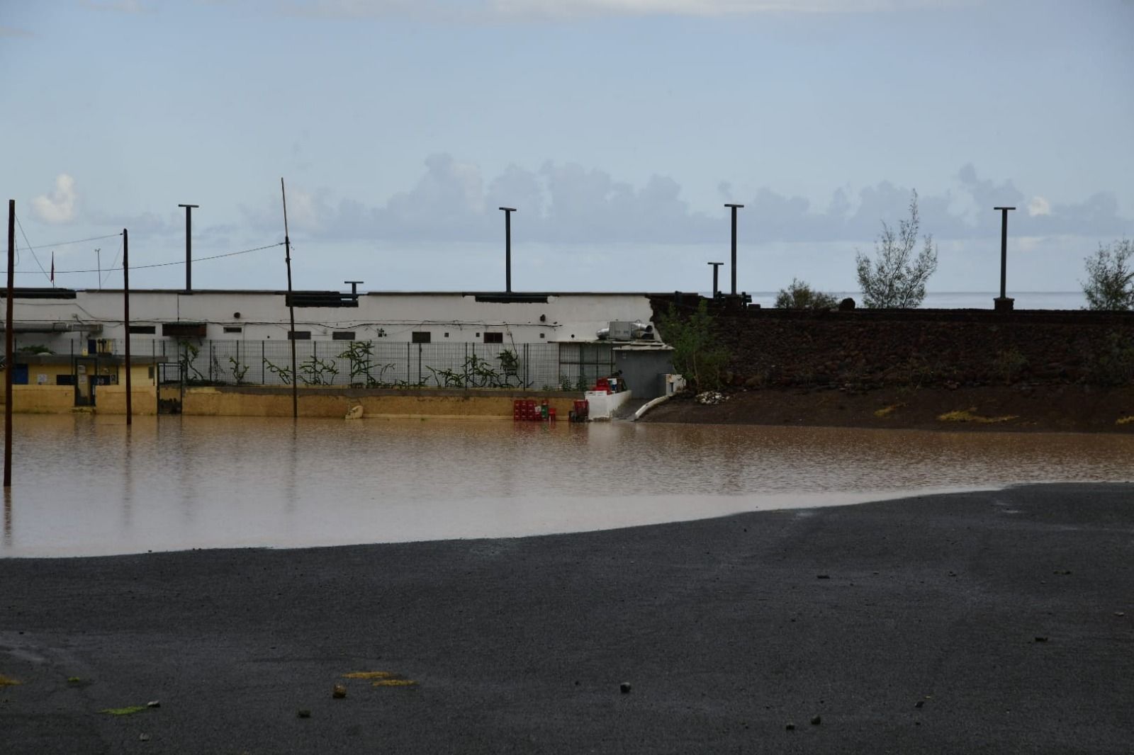 Los chubascos provocan desbordamientos de barrancos en varios puntos de Telde