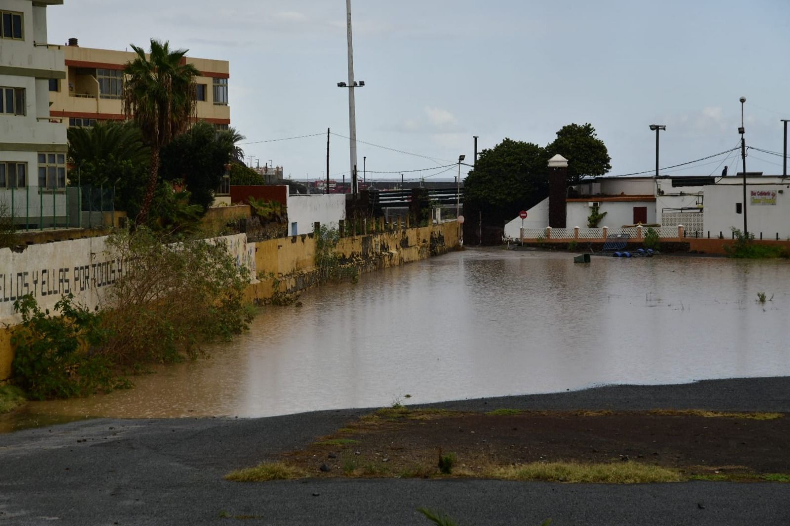 Los chubascos provocan desbordamientos de barrancos en varios puntos de Telde