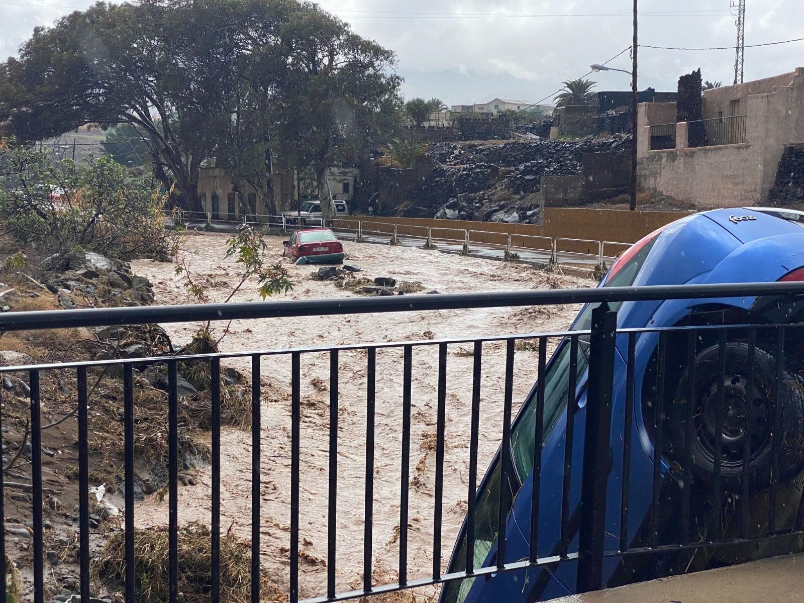 Los chubascos provocan desbordamientos de barrancos en varios puntos de Telde