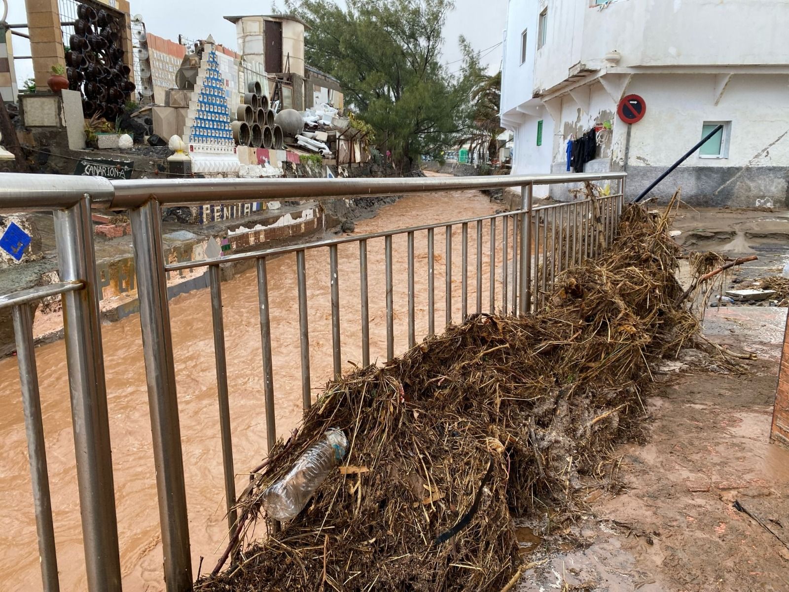 Los chubascos provocan desbordamientos de barrancos en varios puntos de Telde