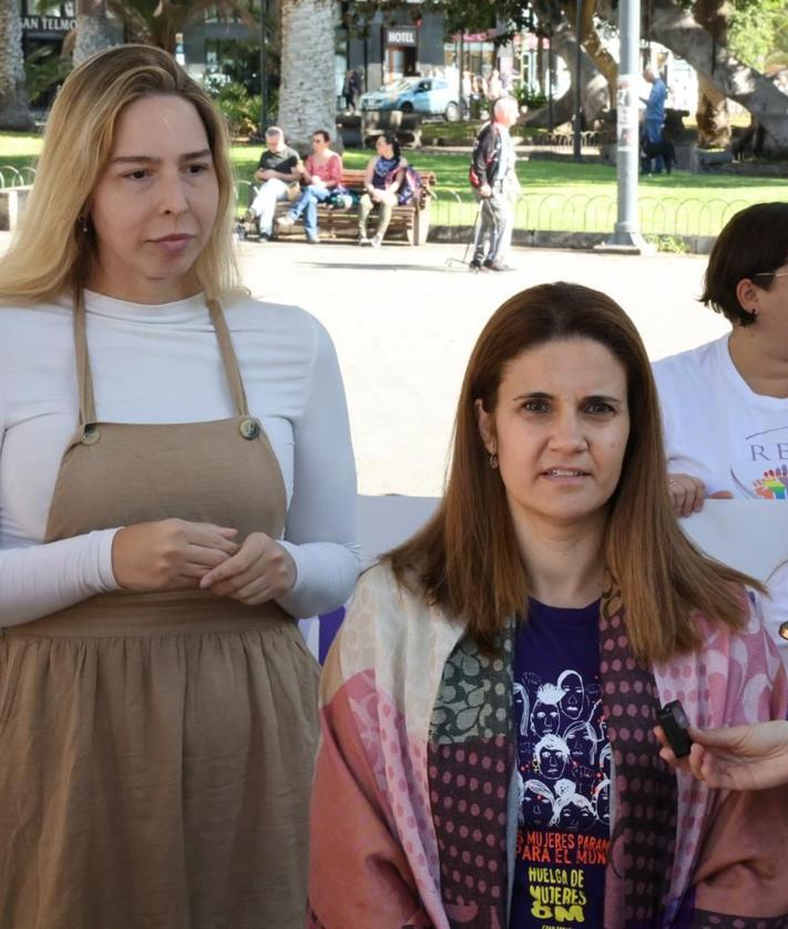 Imagen secundaria 2 - La Red Feminista de Gran Canaria ofrece los detalles de la manifestación del 8M. Abajo, sus portavocez, Melody Suárez (i) y Patricia González.
