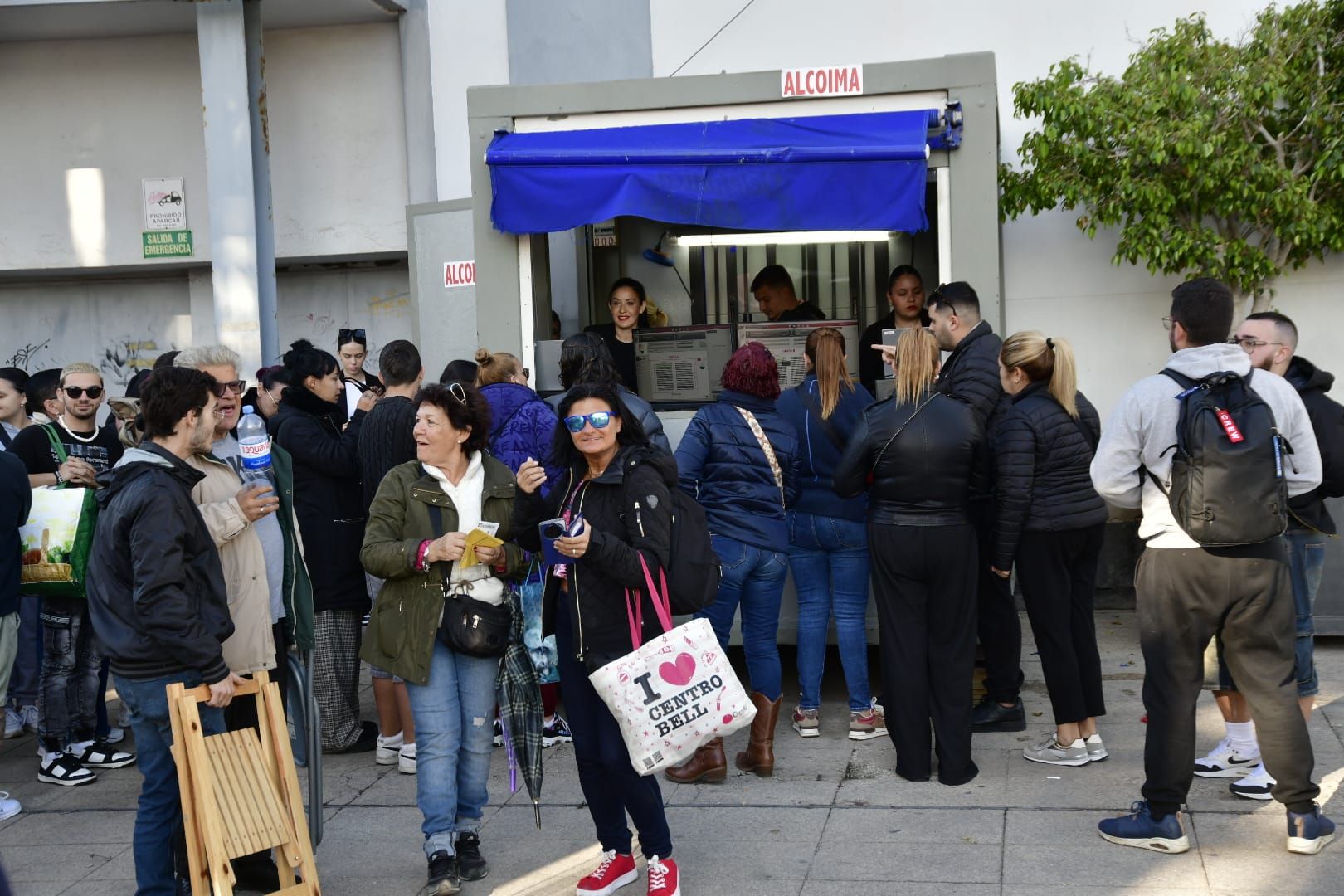 Tiendas de campaña bajo la lluvia por ver la gala drag
