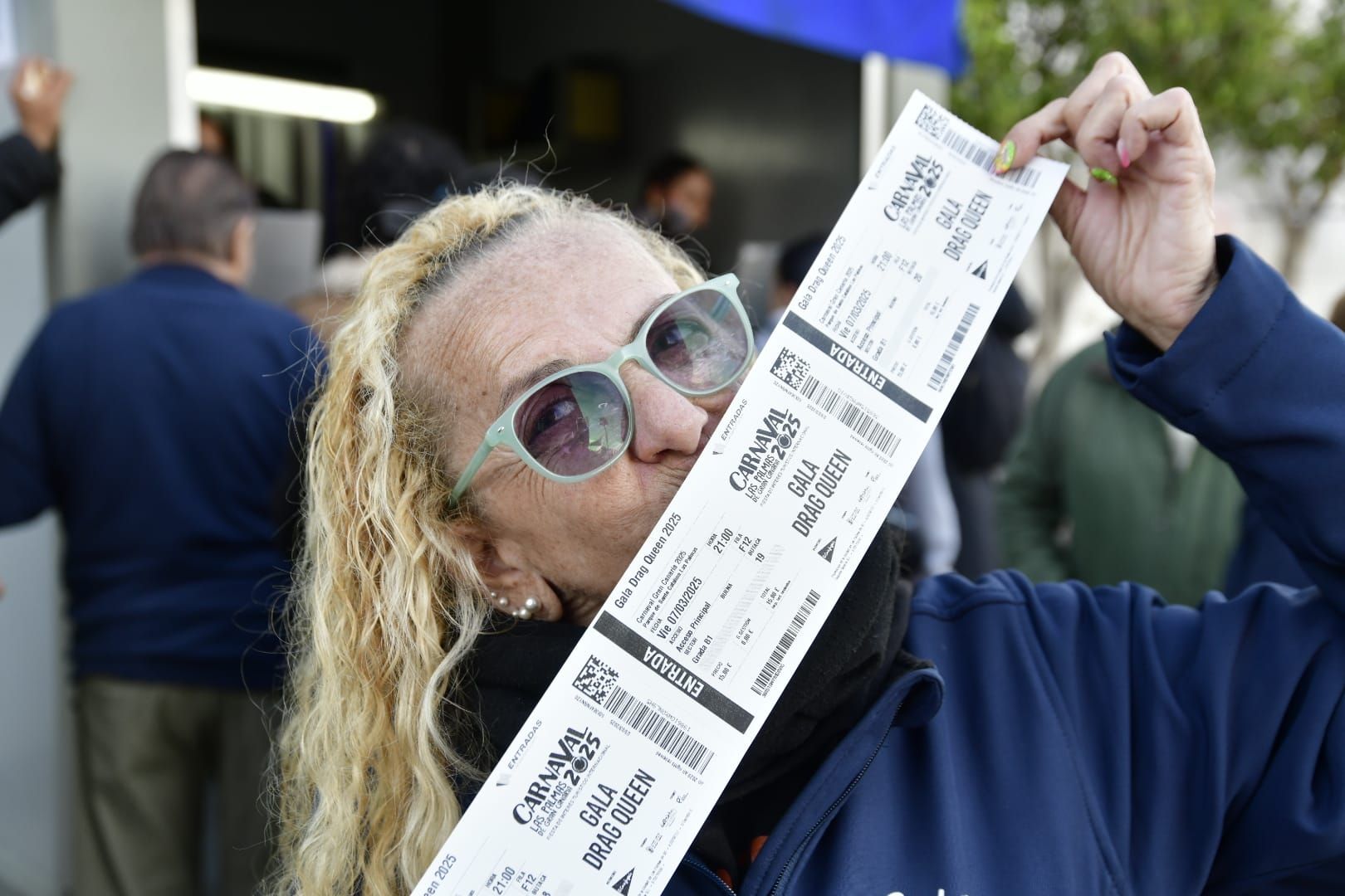 Tiendas de campaña bajo la lluvia por ver la gala drag