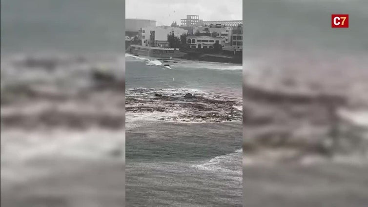 Las fuertes lluvias arrastran un vehículo al mar en Salinetas