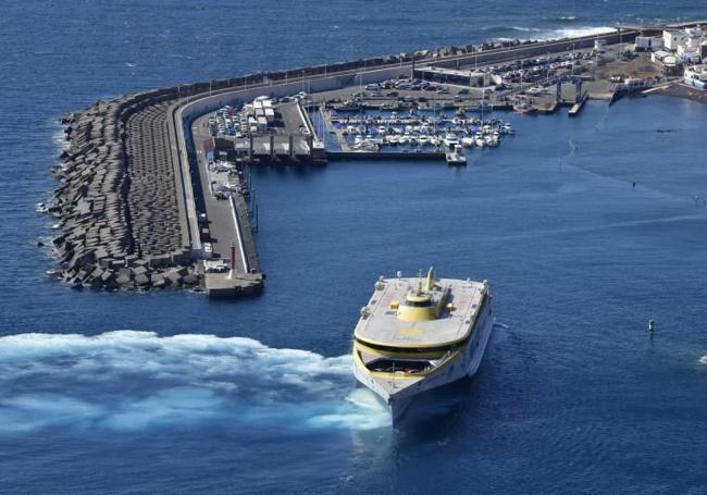 Un ferry de Fred Olsen llegando al Puerto de Las Nieves.