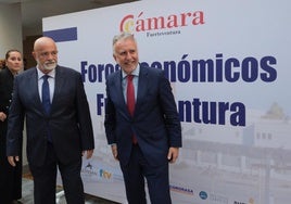 El ministro Angel Víctor Torres, con Juan Jesús Rodríguez Marichal, presidente de la Cámara de Comercio de Fuerteventura.