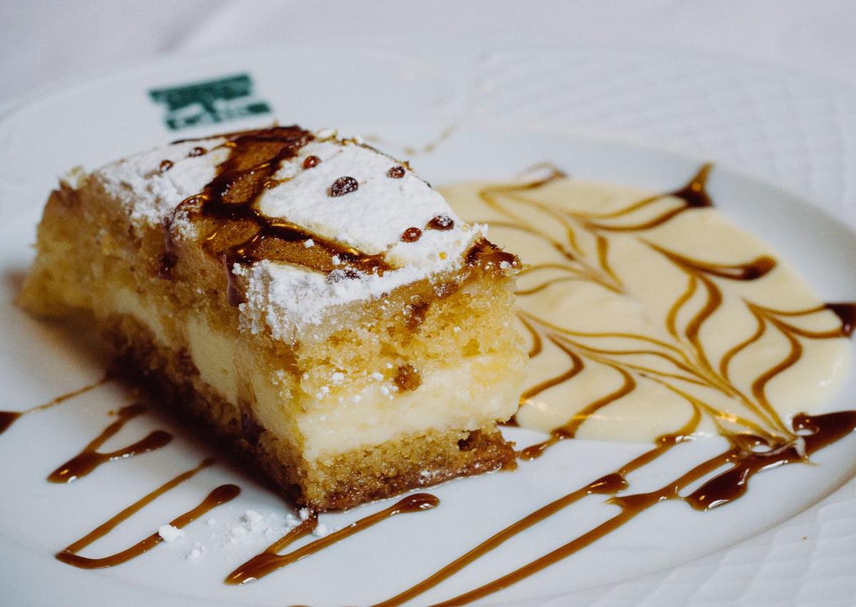 Imagen secundaria 1 - 1.- Morcillas de arroz con puerros confitados. 2.- Tarta ponche segoviano con crema inglesa. 3.- Ensalada princesa acompañado de azpilicueta, triunfo.