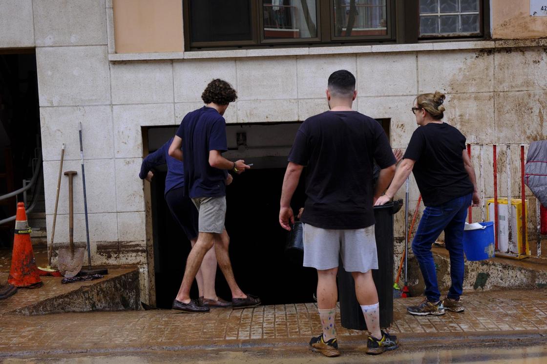 Los vecinos de Salinetas, en Telde, se vuelcan en la limpieza de las calles