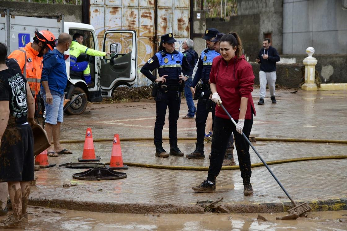 Los vecinos de Salinetas, en Telde, se vuelcan en la limpieza de las calles