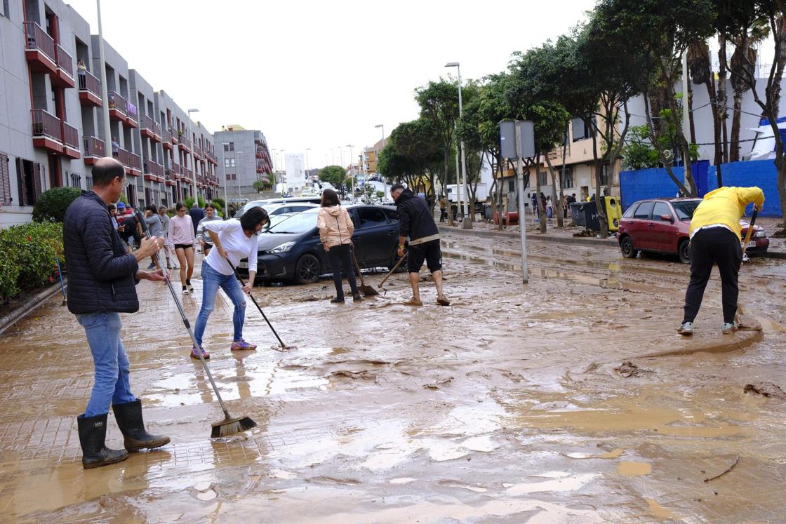 Los vecinos de Salinetas, en Telde, se vuelcan en la limpieza de las calles