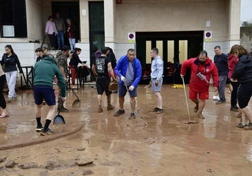 Los vecinos de Salinetas, en Telde, se vuelcan en la limpieza de las calles