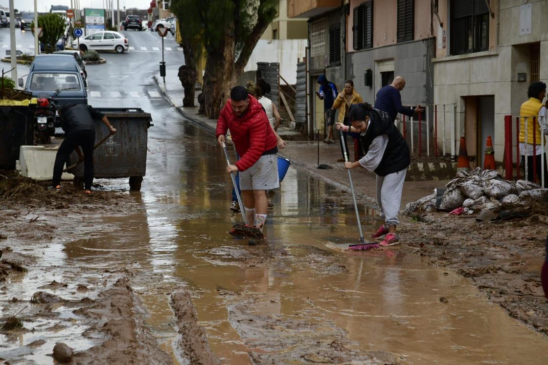 Los vecinos de Salinetas, en Telde, se vuelcan en la limpieza de las calles