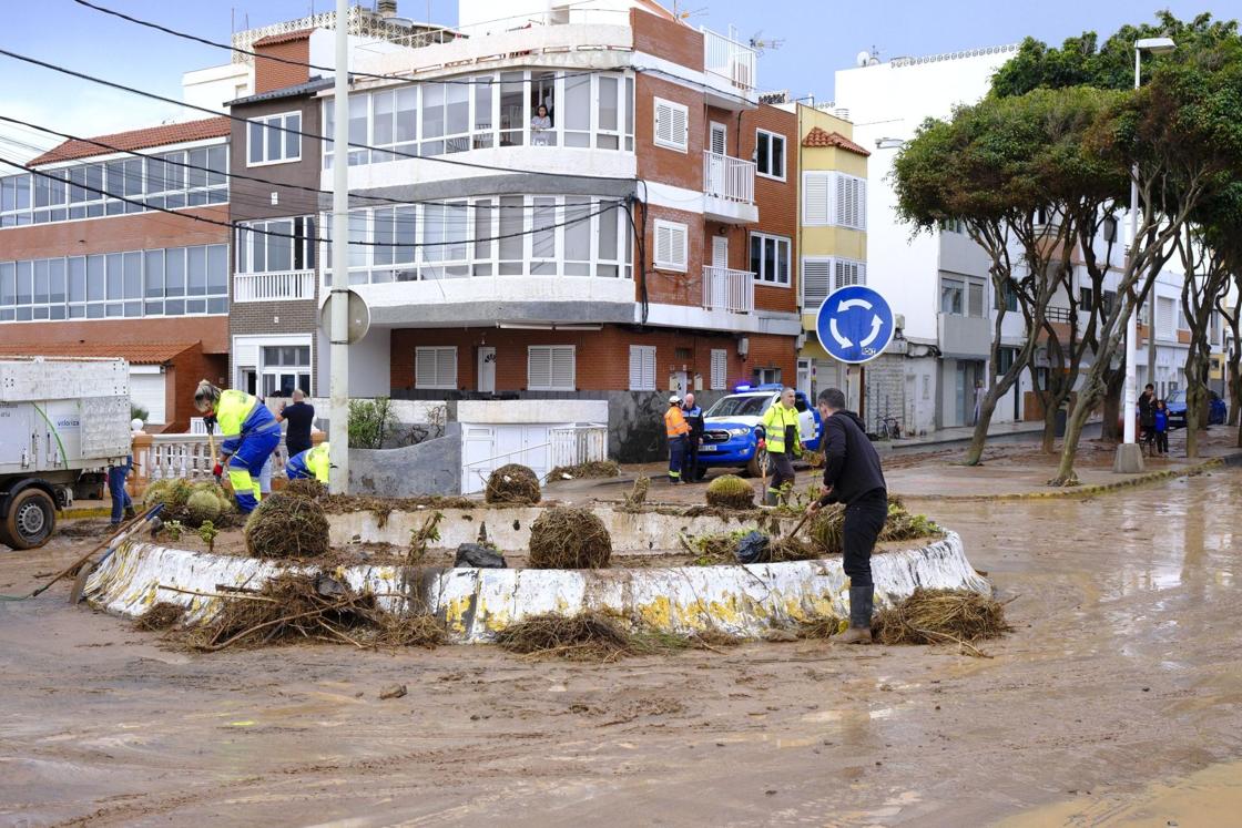 Los vecinos de Salinetas, en Telde, se vuelcan en la limpieza de las calles
