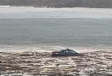 La lluvia arrastra un vehículo al mar en Salinetas