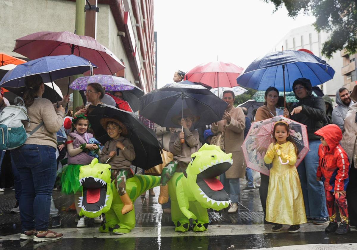 Una cabalgata infantil bajo la lluvia