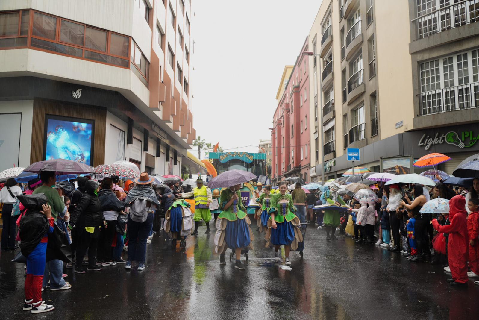 Una cabalgata infantil bajo la lluvia