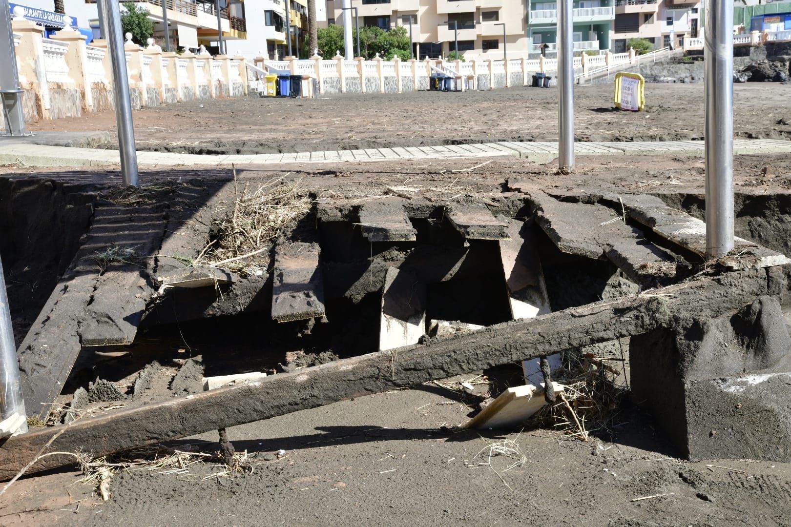 Telde cierra las playas más afectadas por las lluvias
