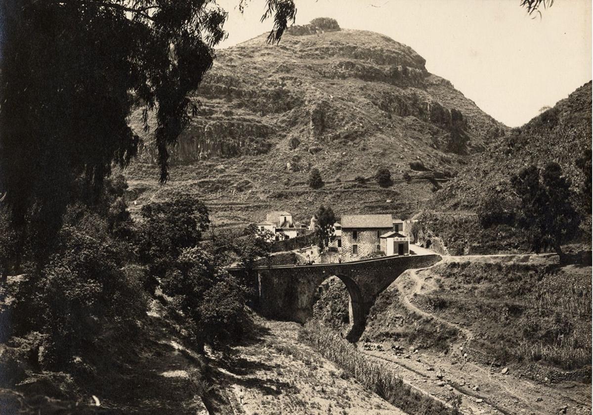 Imagen del puente de El Molino sobre el barranco de Teror, de 1925-1930, de Teodoro Maisch.