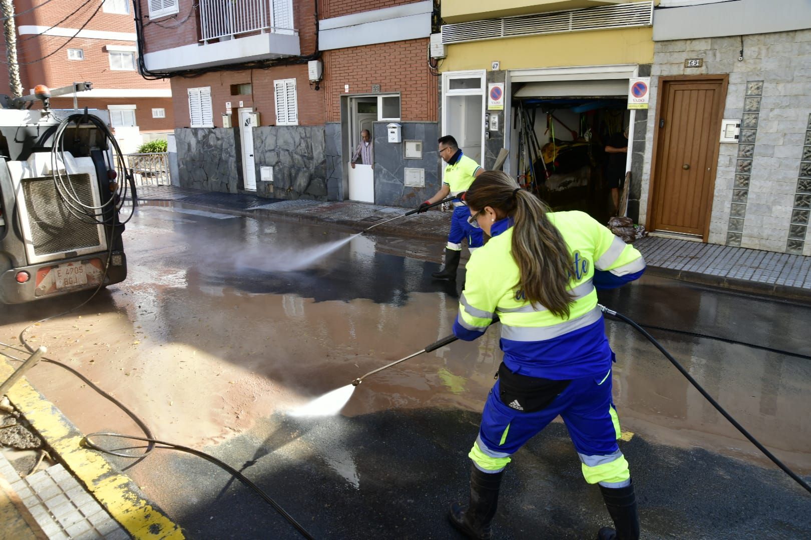 Vecinos afectados por las intensas lluvias en Telde: «Todo se inundó en 15 minutos. Nunca había visto algo así»