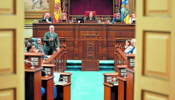 Astrid Pérez, presidenta de la Cámara regional, en una sesión de un Pleno en el que está hablando Fernando Clavijo.