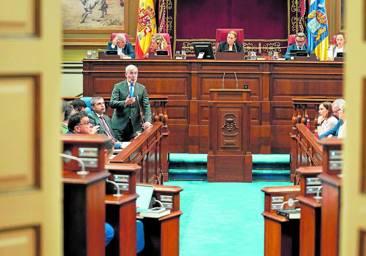 Astrid Pérez, presidenta de la Cámara regional, en una sesión de un Pleno en el que está hablando Fernando Clavijo.