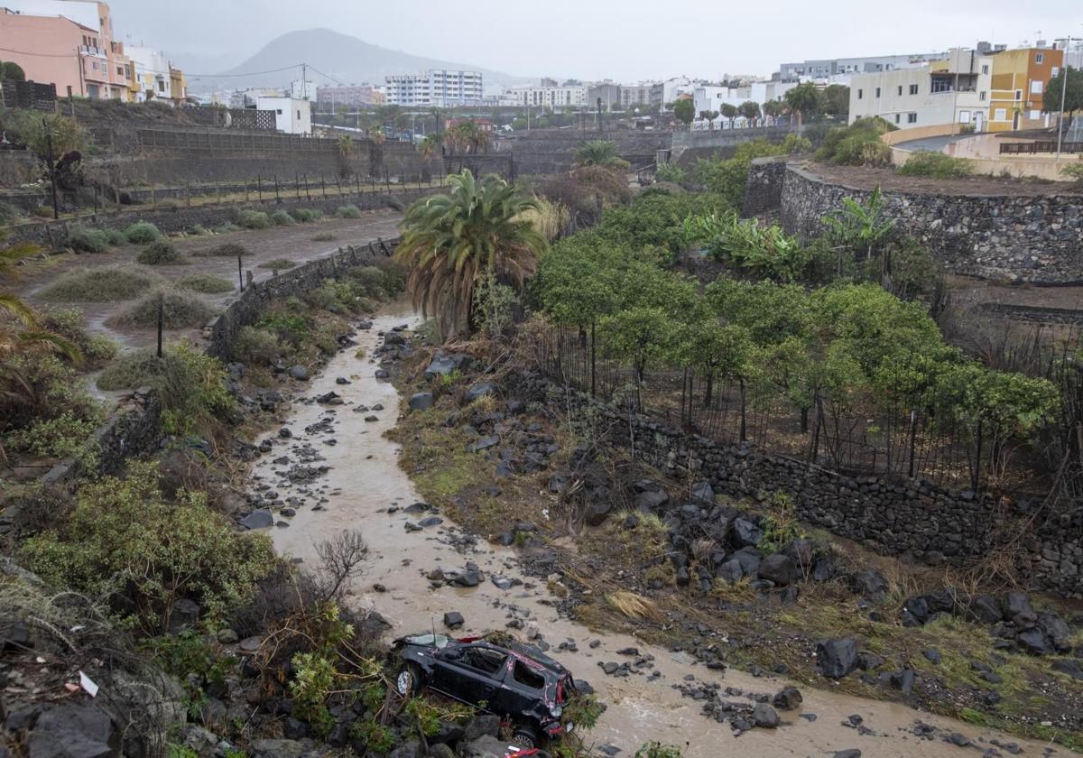 Agua corriendo este martes por el barranco Las Bachilleras, en Telde.