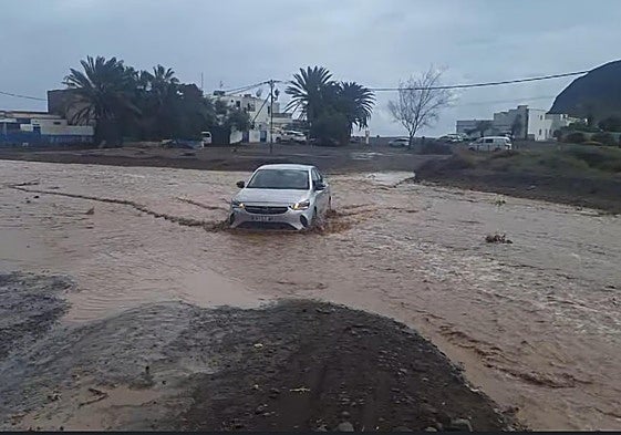 Coche cruzando el barranco de Pozo Negro, en el municipio de Antigua, a punto de llegar al mar.