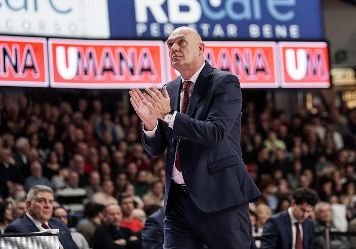 El entrenador croata Neven Spahija aplaude en un lance de un partido del Umana Reyer Venecia este curso.