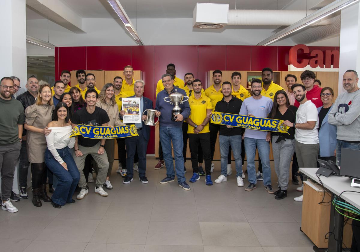 La plantilla del CV Guaguas fue recibida por los empleados de CANARIAS7.