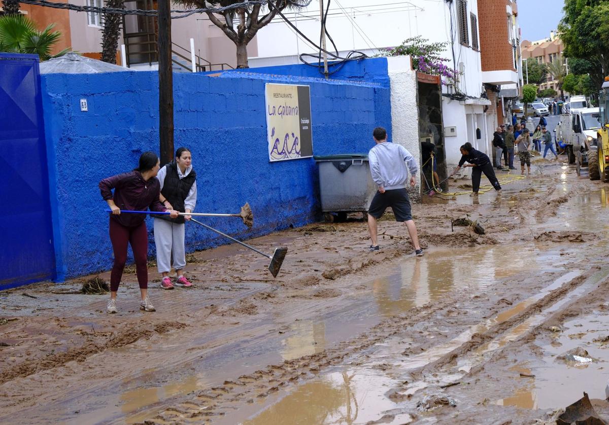 El barro se adueñó de las calles teldenses.