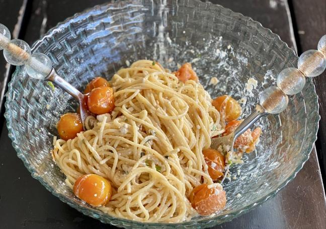 Espaguetis con tomate cherry