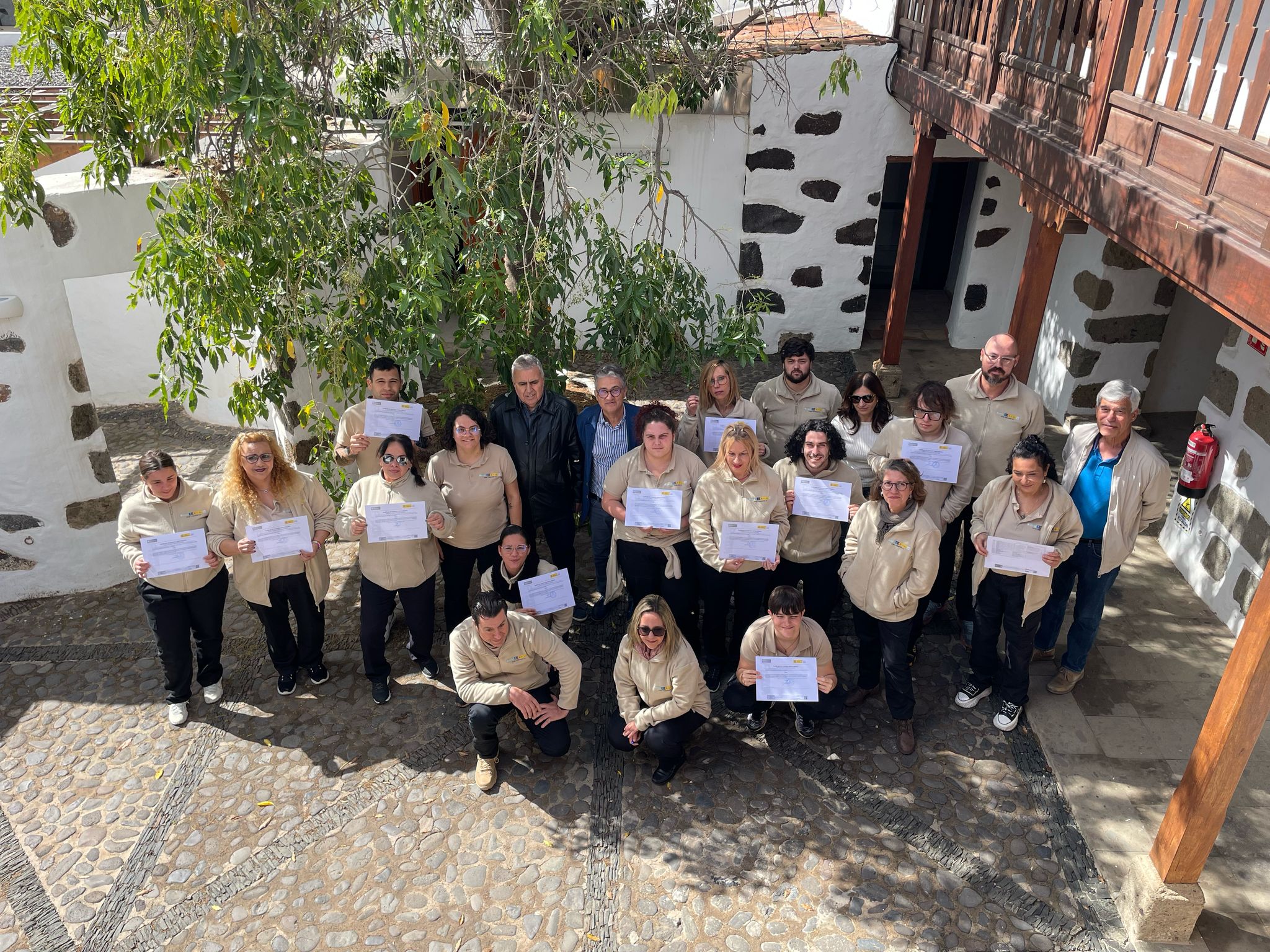 Participantes en el PFAE Tamarán 3.0 con sus diplomas junto a Juan Díaz, Dámaso Rodríguez y José Trujillo.