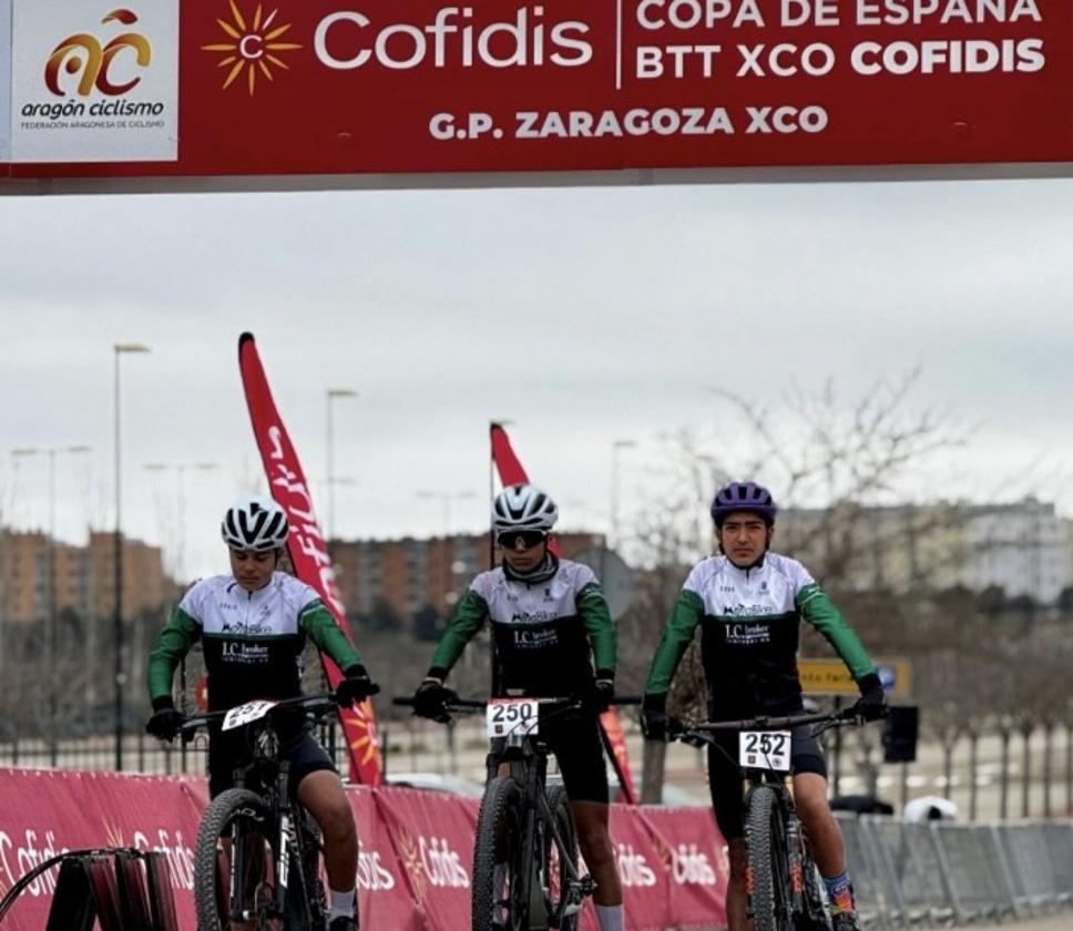 Los corredores grancanarios posan en la línea de salida en Zaragoza.