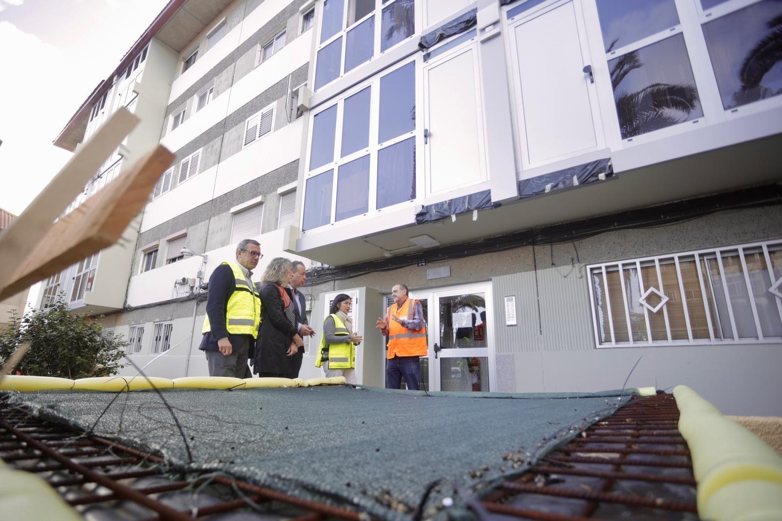 Fase final de la instalación de ascensores en 24 edificios de La Paterna