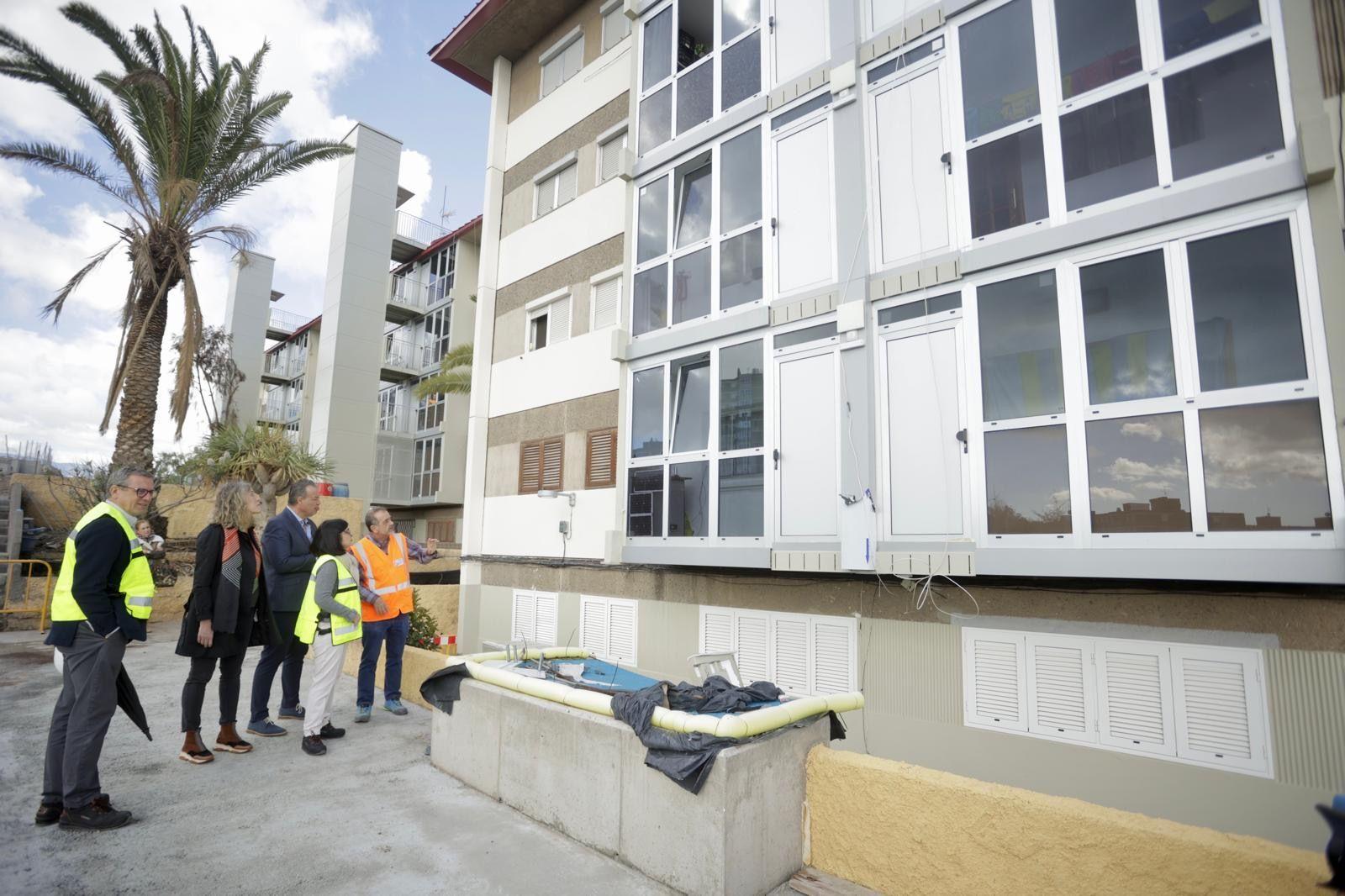 Fase final de la instalación de ascensores en 24 edificios de La Paterna