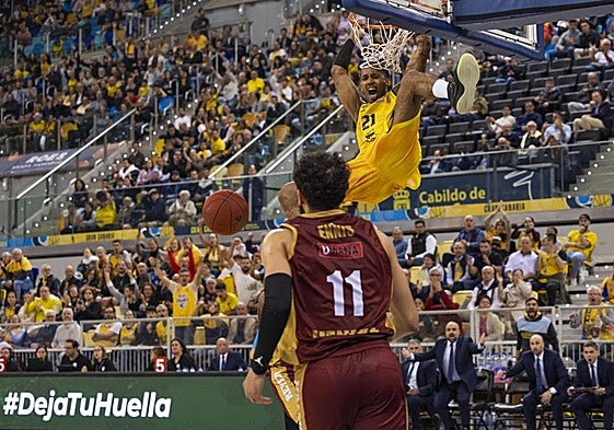 Sofian Ngouama machaca el aro en el partidazo que hizo ante Venecia.