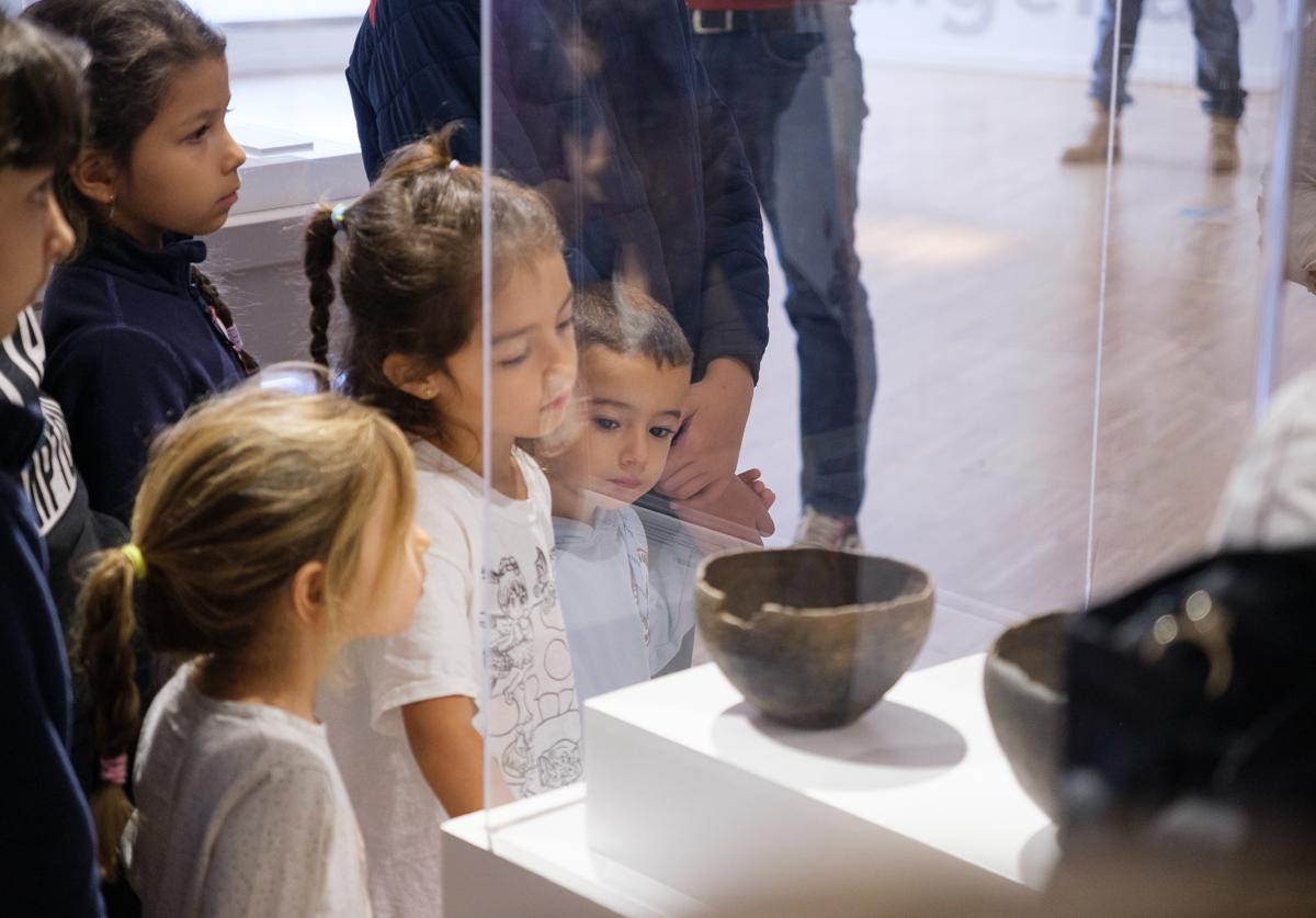 Visita de escolares a la sala de cerámicas del Museo Arqueológico, en Betancuria.