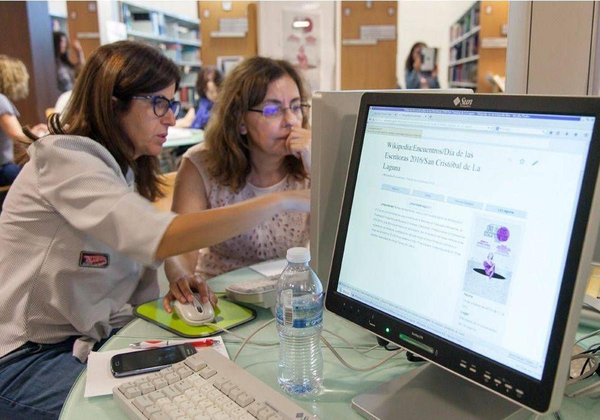 Foto de archivo de una acción para incluir a mujeres escritoras canarias en la Wikipedia.