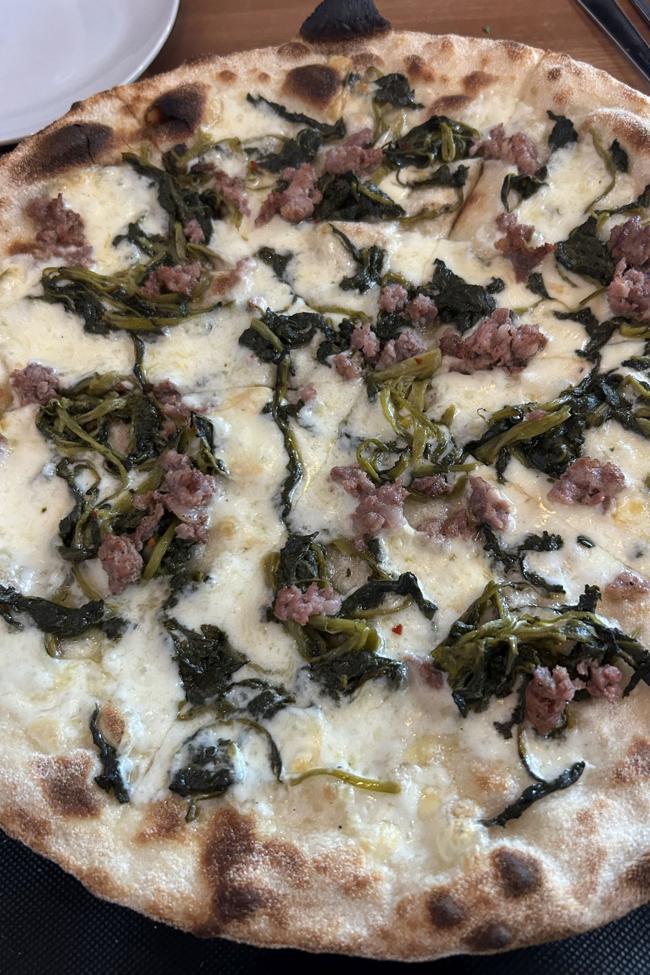 Pizza con friarielli y salchicha napolitana desmigada