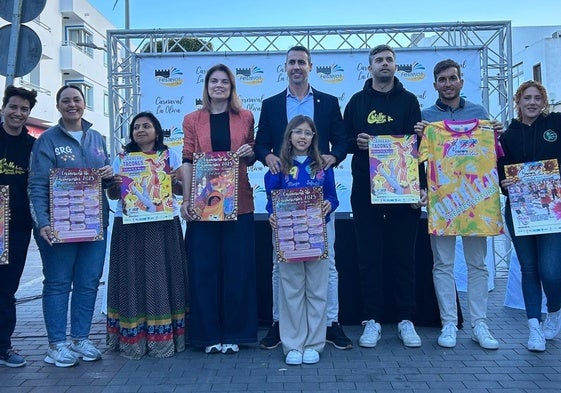 El alcalde Isaí Blanco y la concejala de Festejos, Omaira Saavedra, en la presentación de los actos carnavaleros.