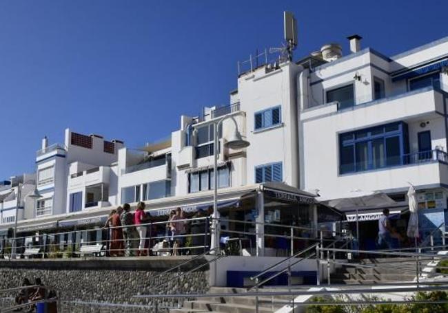 Paseo marítimo y terrazas en la avenida de la playa de Las Nieves.