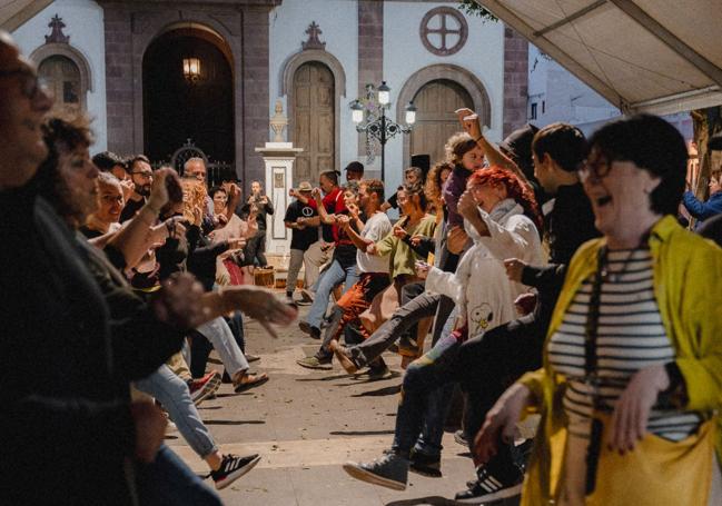 Vecinos de Artenara disfrutando del taller de danza.