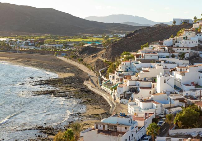 Desarrollo urbanístico junto a una playa de Fuerteventura.