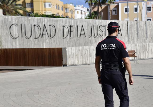 Un agente de la Policía Canaria en la Ciudad de la Justicia de la capital grancanaria.