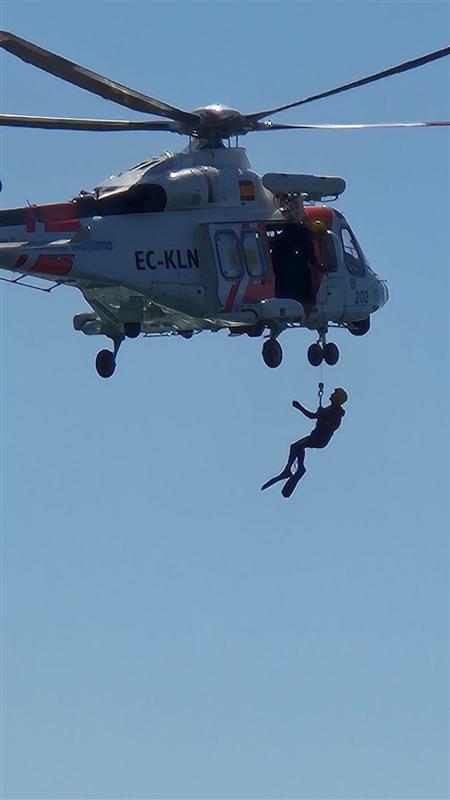 Un helicóptero localiza el coche de Agustín, arrastrado por la marea tras las lluvias en Telde