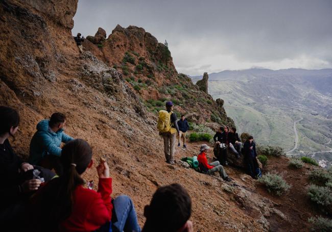 Los chicos de Atlas y el IES Siete Palmas en una de las paradas de la travesía.