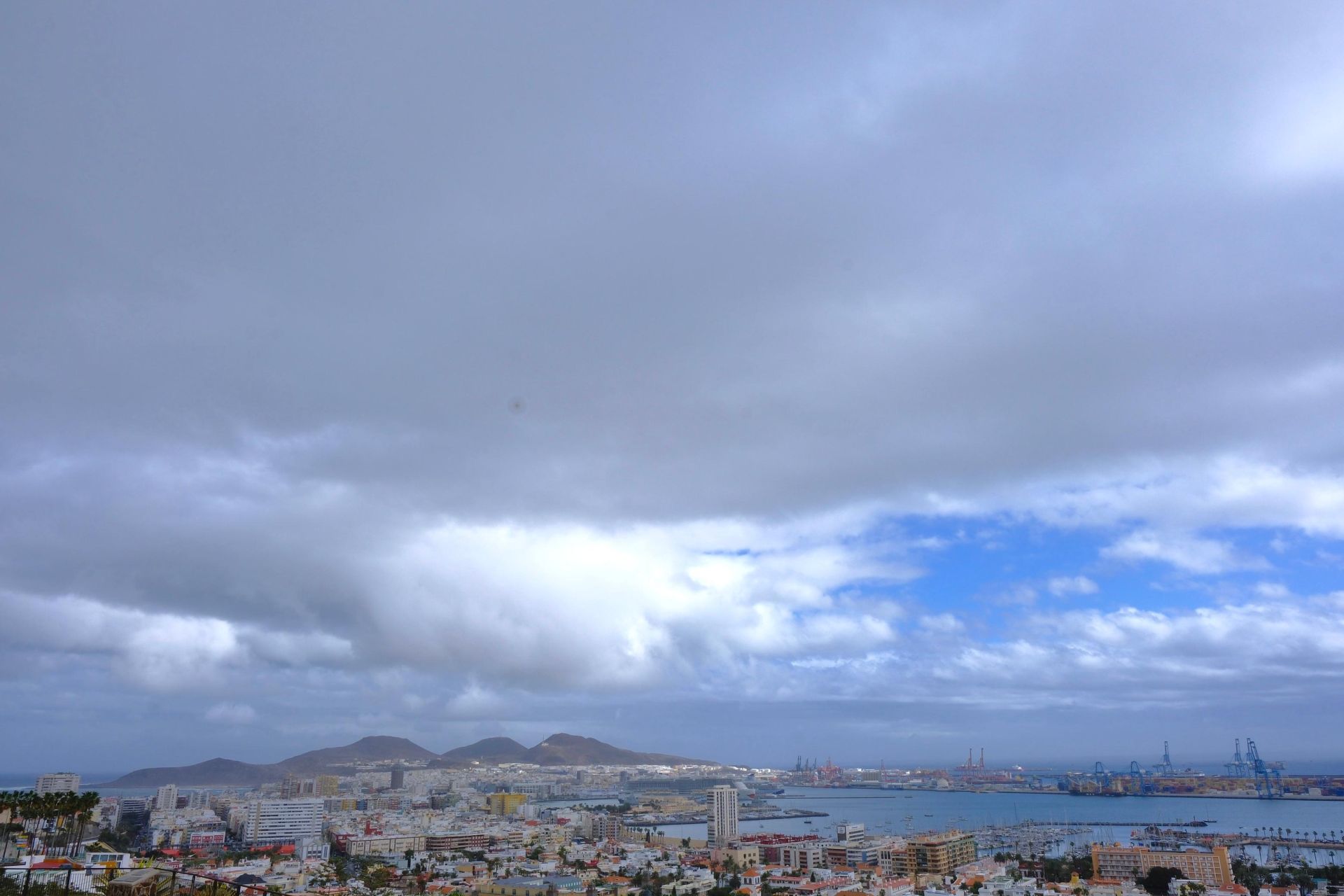 La capital grancanaria bajo el paraguas