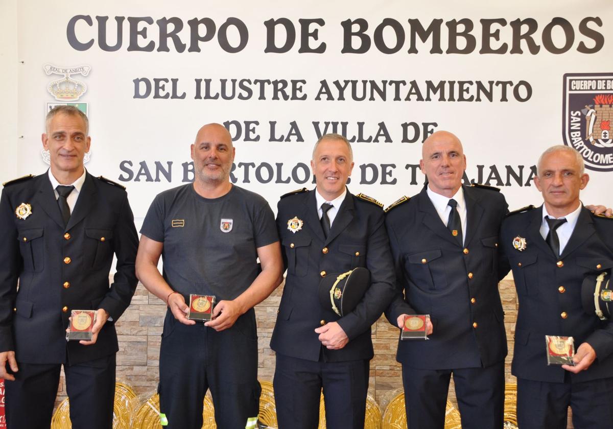 Los cuatro bomberos que recibieron este sábado la distinción: Loreto, Armas, Coruña y Mejías con su jefe, José Felipe Santana.