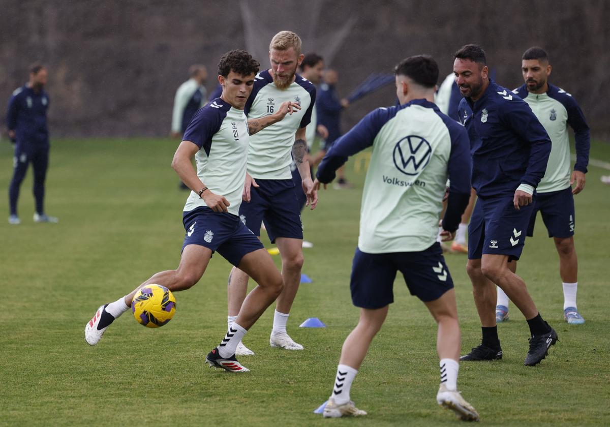 Bajcetic golpea el esférico en el entrenamiento realizado este sábado por la UD.