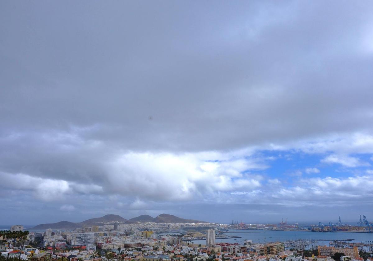 Las nubes predominarán al norte de las islas más montañosas.